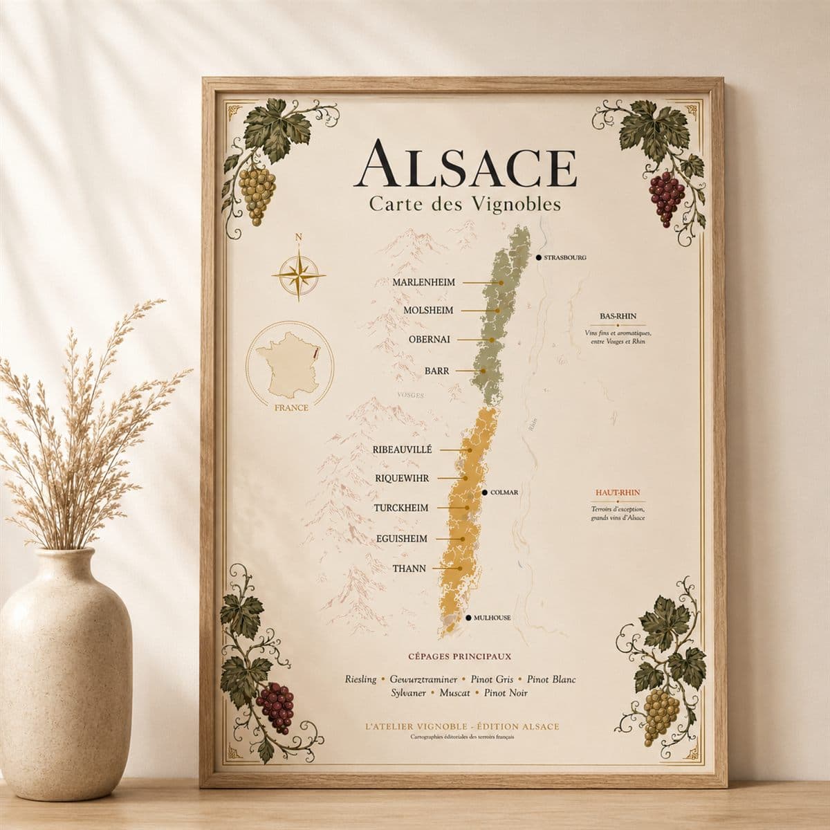 Affiche Alsace, carte des vignobles, présentée encadrée